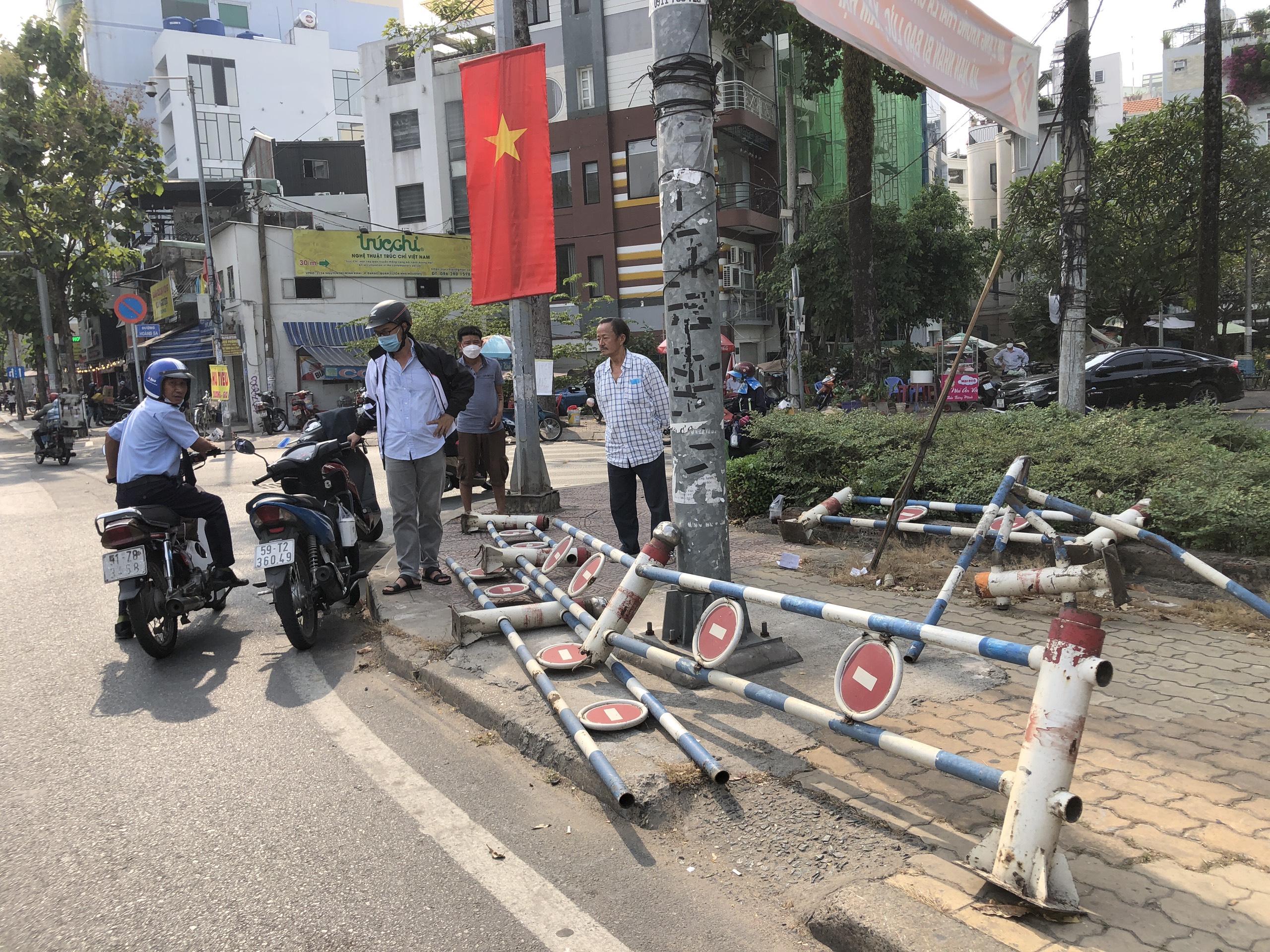 The scene of a traffic accident in which a truck lost control and swept through three motorbikes in District 1, Ho Chi Minh City, January 28, 2022. Photo: Chau Tuan / Tuoi Tre