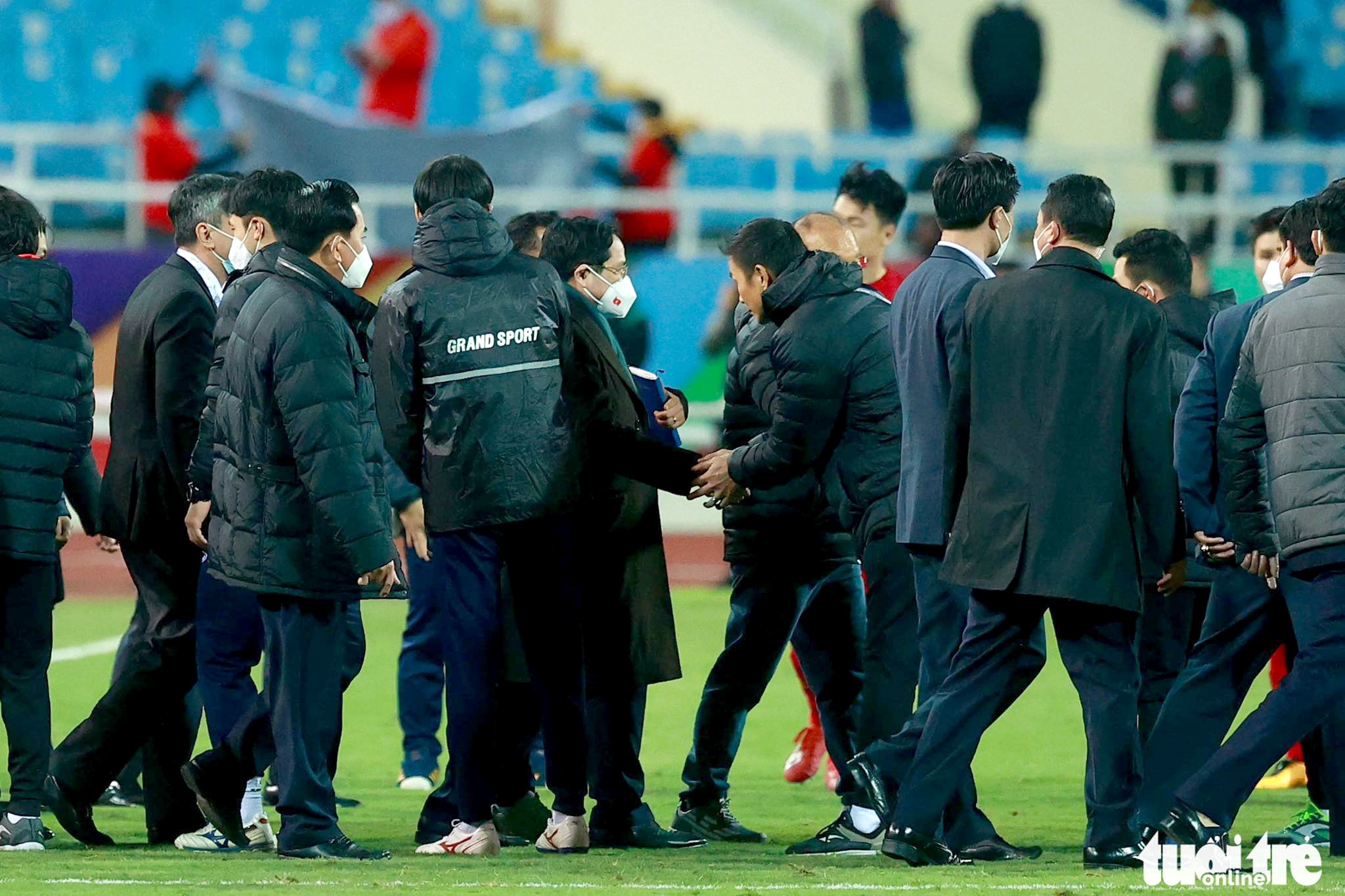 Vietnamese Prime Minister Pham Minh Chinh congratulates the players and coaches of the national men’s football team following their victory at My Dinh National Stadium in Hanoi, February 1, 2022. Photo: Nguyen Khanh / Tuoi Tre