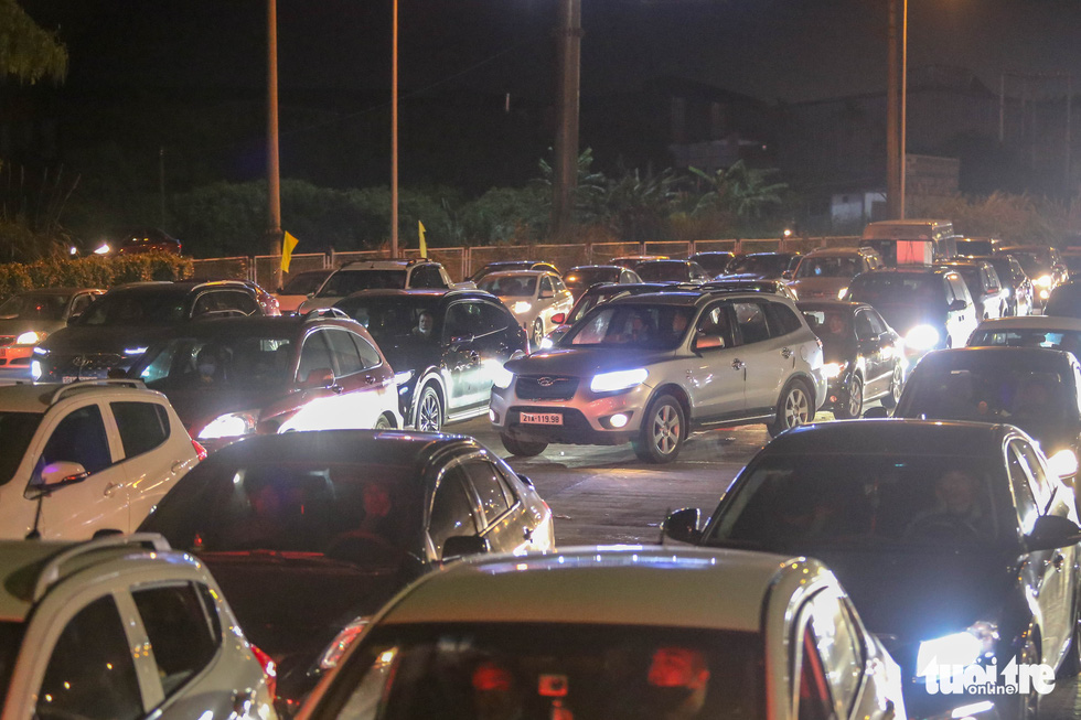 Cars are stuck on the Phap Van - Cau Gie Expressway section that leads to the heart of Hanoi, Vietnam on February 4, 2022. Photo: Ha Quan / Tuoi Tre