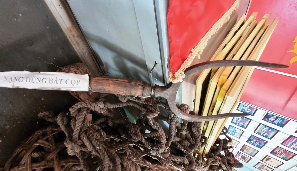 A cold steel weapon with two sharp points, a necessary weapon when hunting wild tigers. Photo: Le Duc Duc / Tuoi Tre