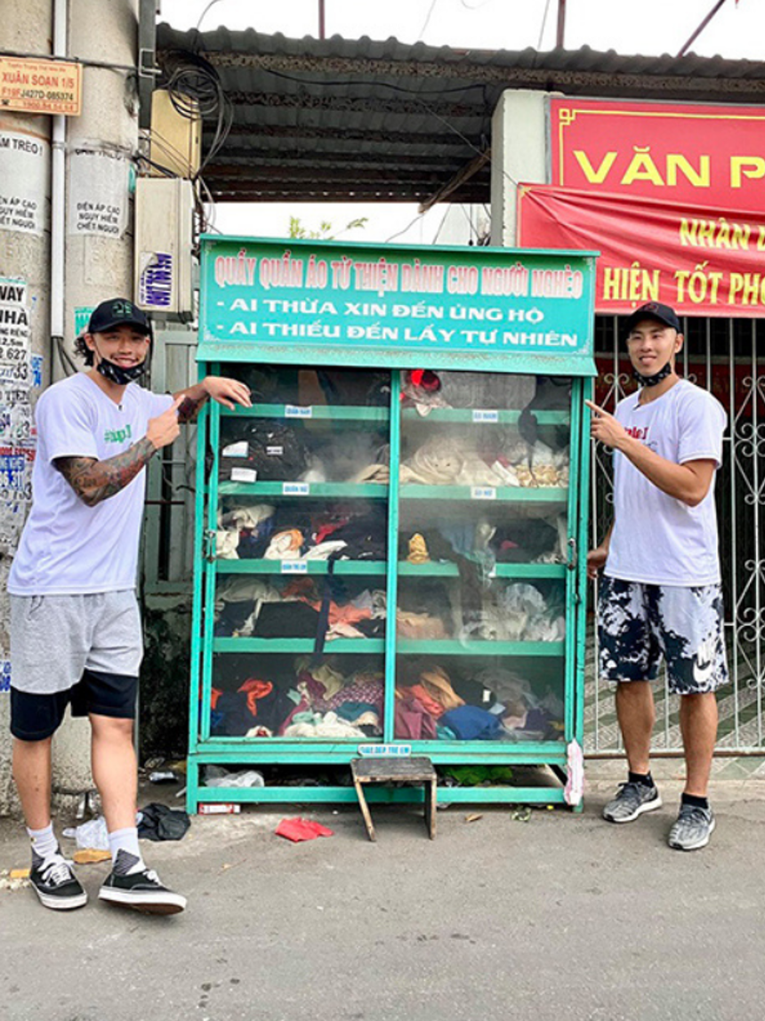 Justin Young (right) and Tam Dinh pose for a photo during a volunteer activity. Photo: VBA
