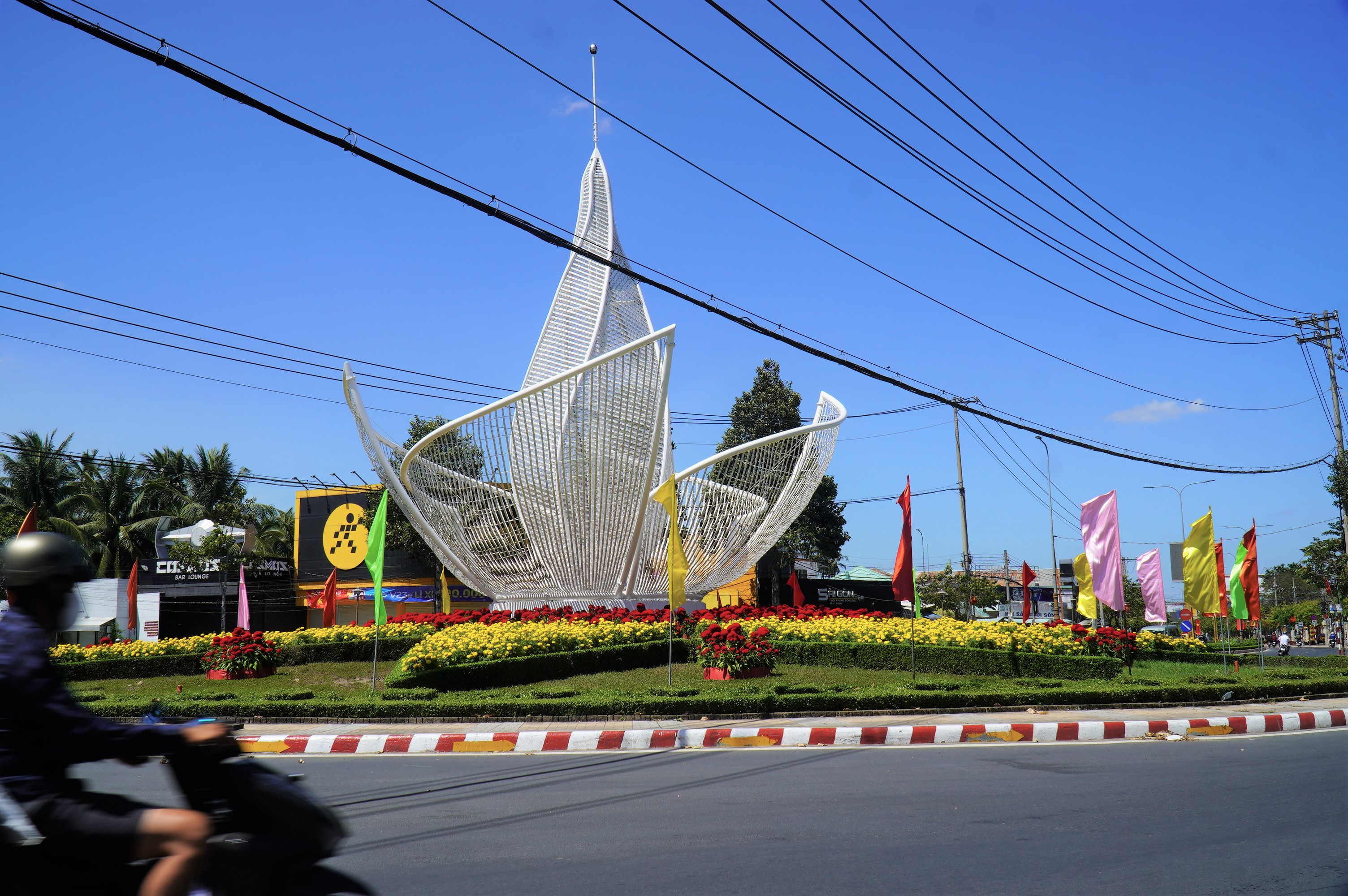 A lighting work is pictured at the intersection of Dong Tay Boulevard and Dong Khoi Boulevard in Ben Tre Province, Vietnam. Photo: Mau Truong / Tuoi Tre