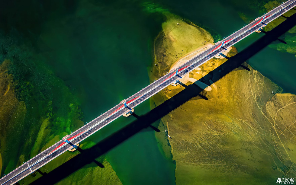 Alex Cao’s photo “Lucky Red Silk” captures the Co Luy Bridge at Tra Khuc River, Quang Ngai Province. Photo: Alex Cao