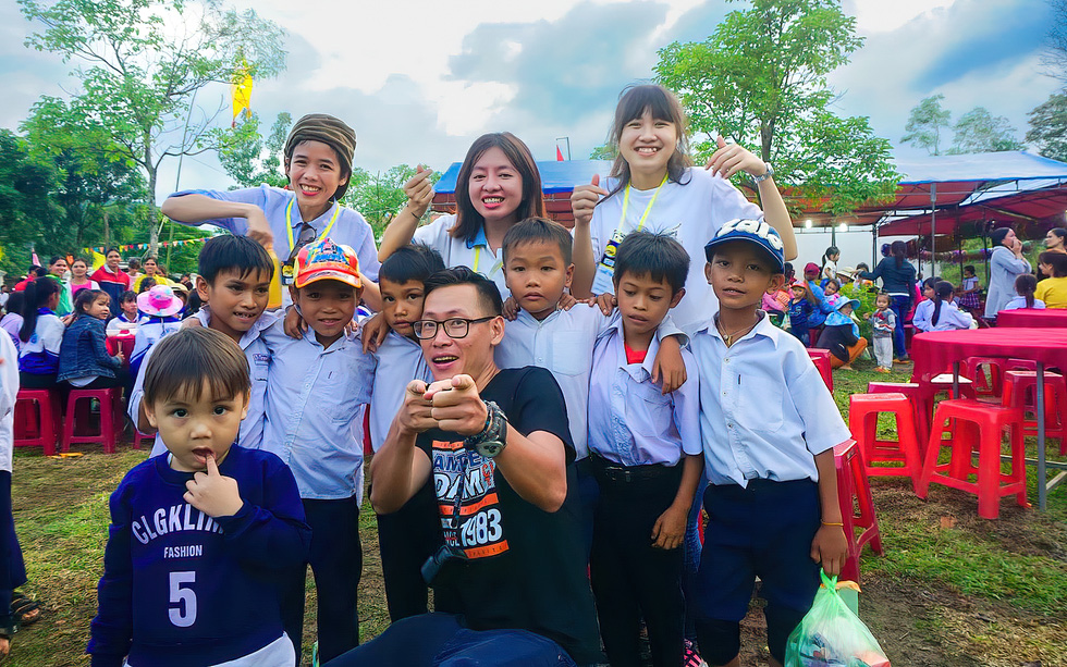 Cao Nguyen Vu and his volunteer crew during a charity trip to help children from low-income families. Photo: Supplied