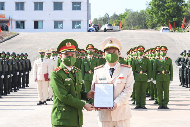 Lieutenant General Pham Quoc Cuong (left), Commander of the Mobile Police Command, hands the appointment decision of the director position of the national center for counter-terrorism training to Colonel Trieu Van Minh during a ceremony in Quang Ninh Province, Vietnam, February 23, 2022. Photo: Vietnam Government Portal