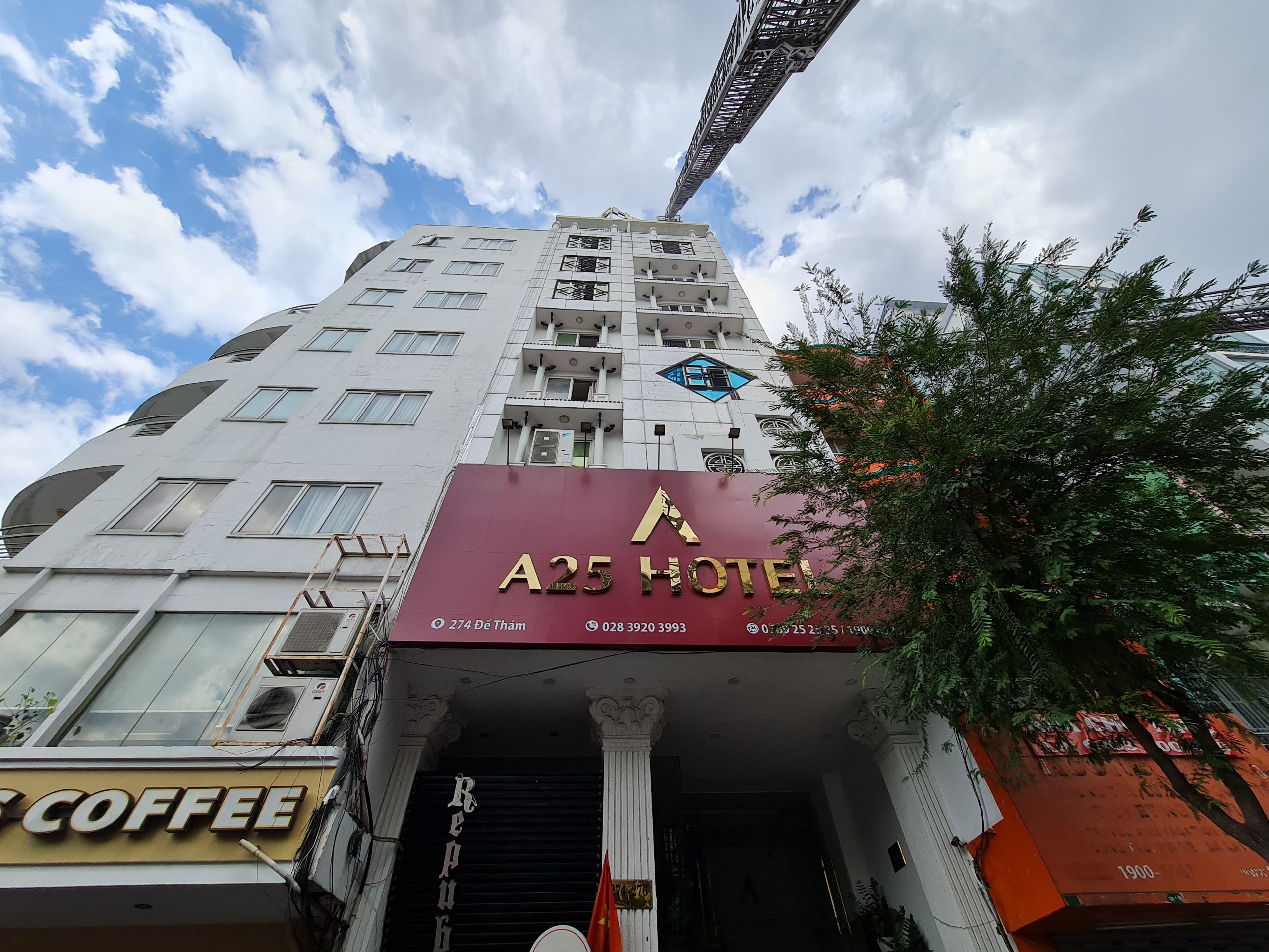 Firefighters use ladder trucks to spray water into a fire at a hotel on De Tham Street in District 1, Ho Chi Minh City, February 28, 2022. Photo: Fire Prevention and Fighting and Rescue Police Division (PC07) under the Ho Chi Minh City Department of Public Security