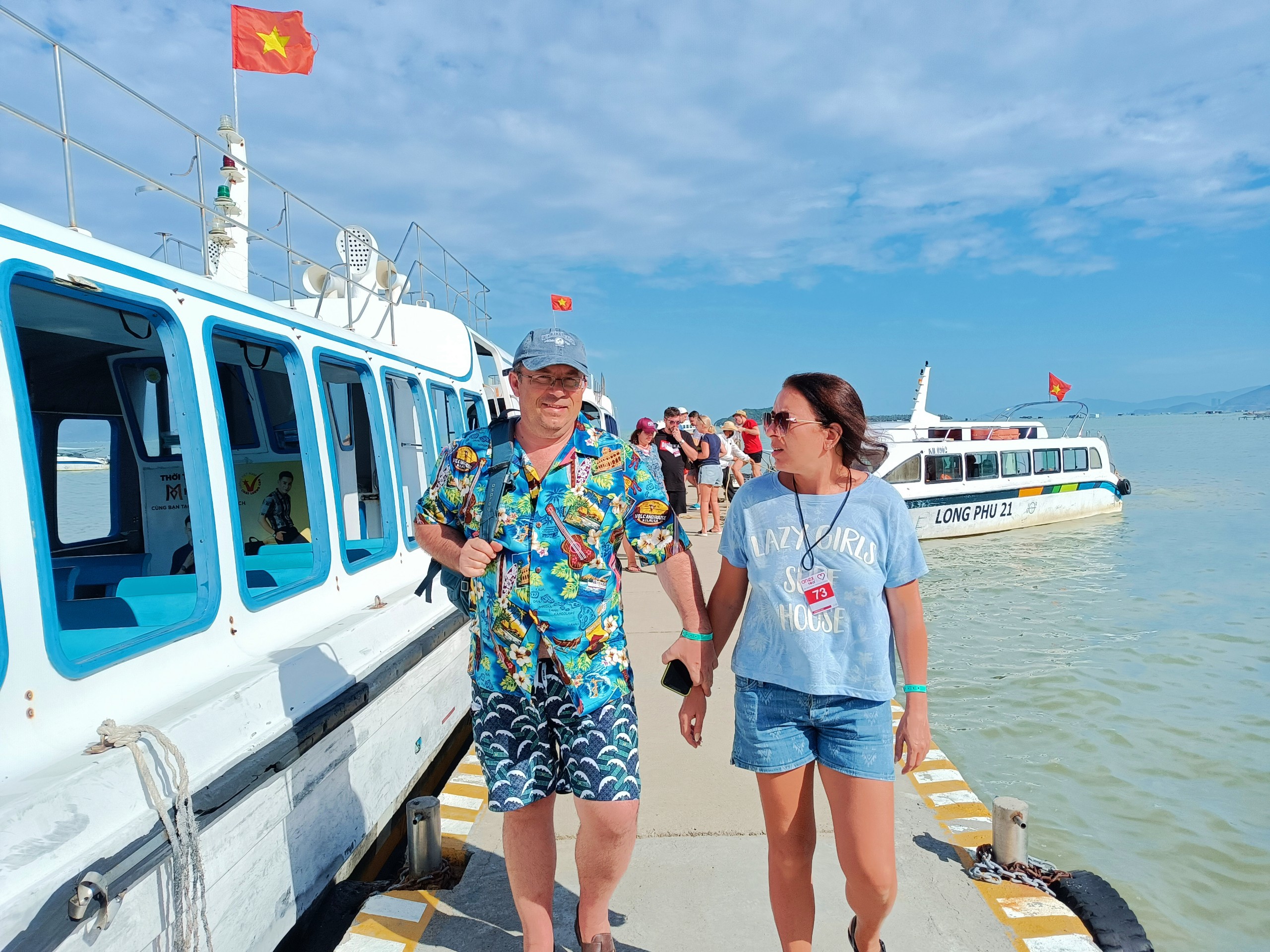 Nikolay Diachenko (left) visits Khanh Hoa Province, Vietnam. Photo: Minh Chien / Tuoi Tre