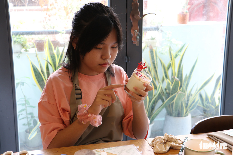 A participant decorates her scented candle at The Greenery Art workshop in Tan Binh District, Ho Chi Minh City. Photo: Binh Minh / Tuoi Tre