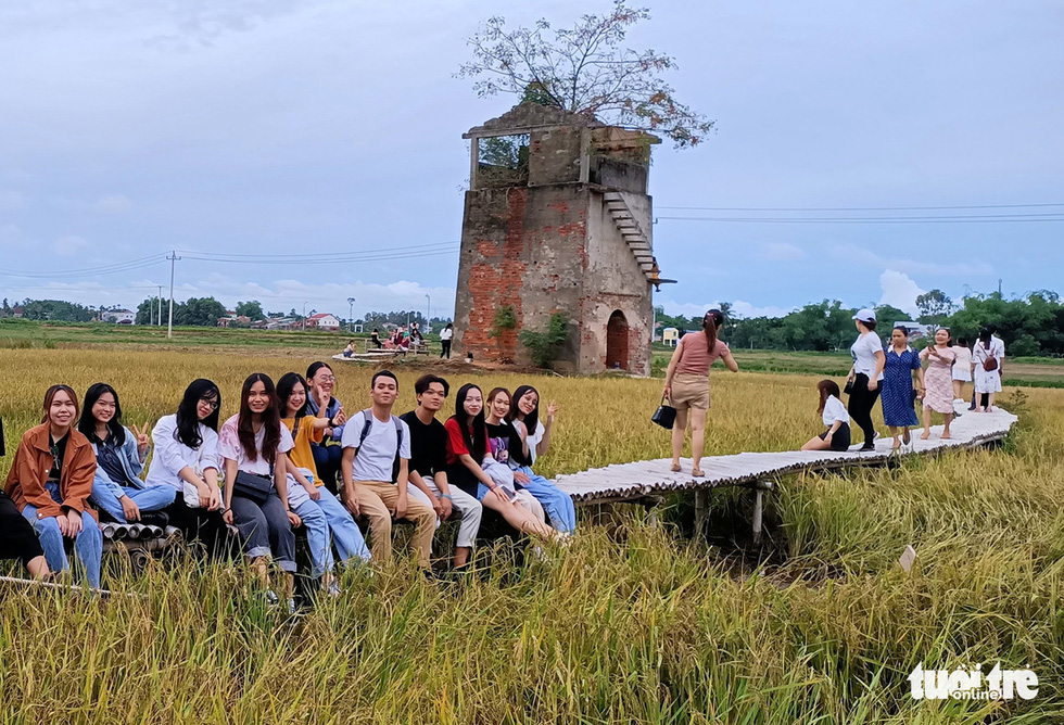 Many young visitors come to Lo gach cu farm to enjoy their leisure time. Photo: Le Trung / Tuoi Tre