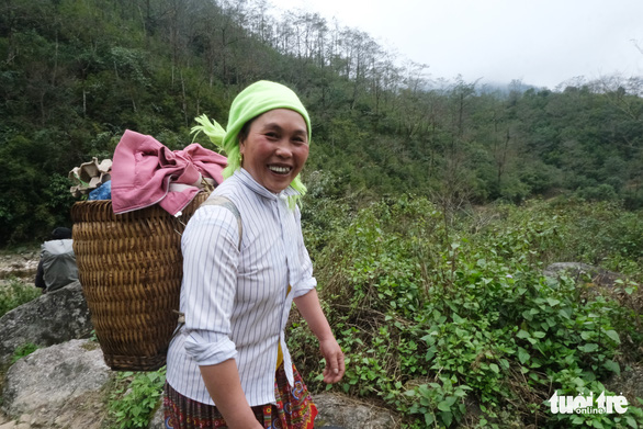  Sung Thi Voi, aged 47, a local woman in Nhiu Co San hamlet, joins her children to work as porter. Each time joining a tour, she carries around 20 kilograms of loads on her back to serve travelers. Photo: Ha Thanh / Tuoi Tre
