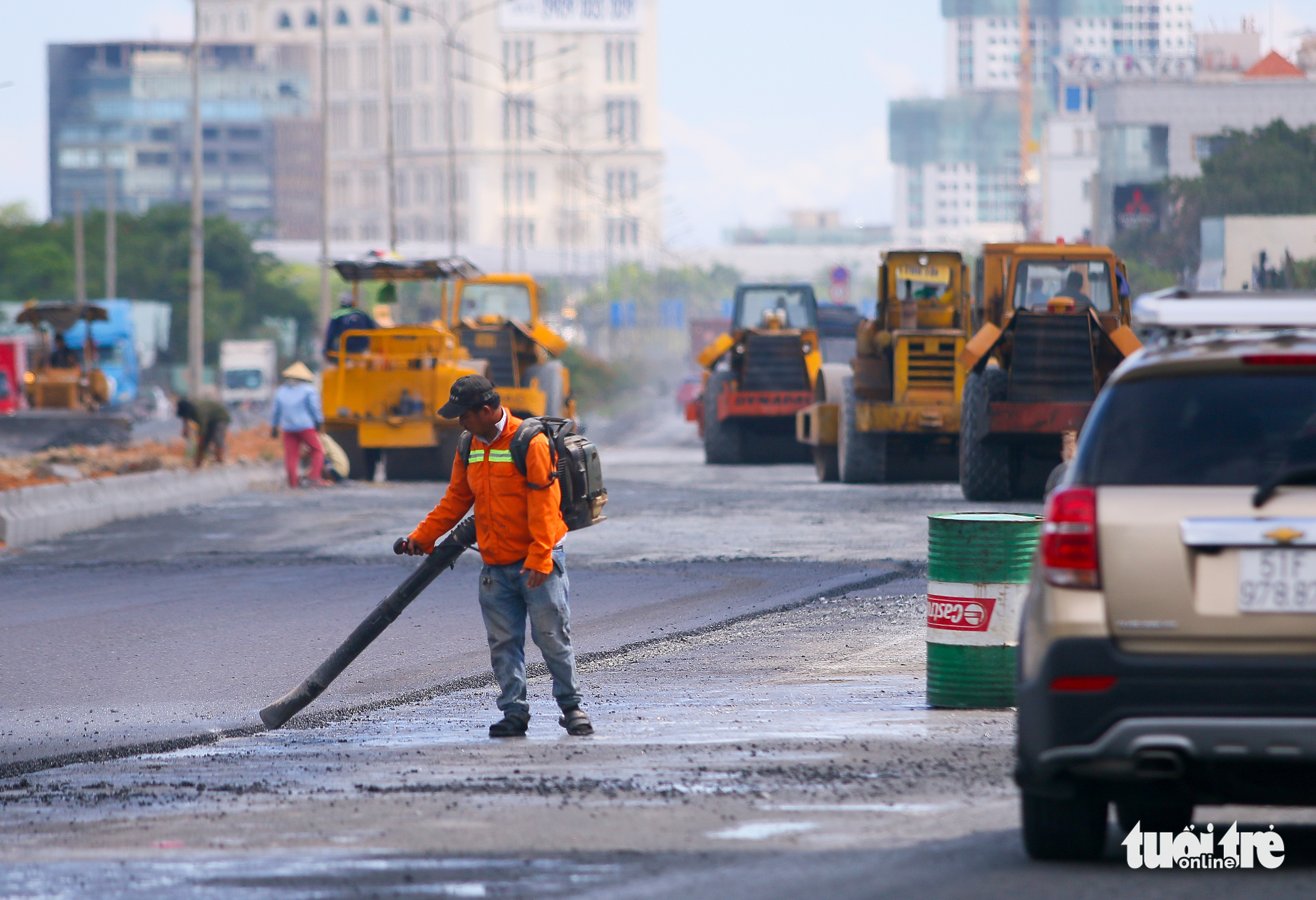 Workers work at the expansion project of Nguyen Van Linh Avenue in District 7, Ho Chi Minh City. Photo: Chau Tuan  / Tuoi Tre