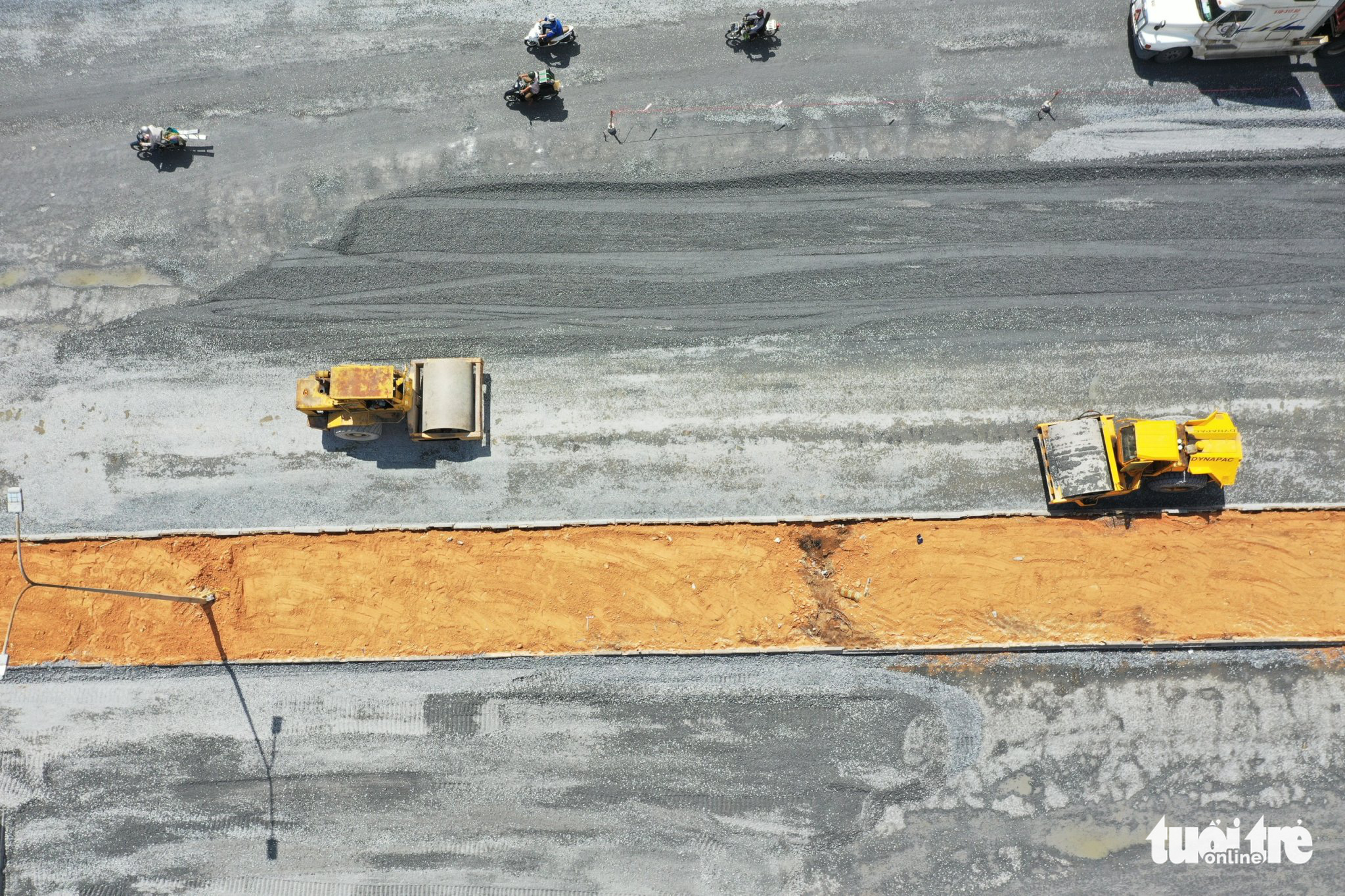 A bird’s eye view of Nguyen Van Linh Avenue under expansion in District 7, Ho Chi Minh City. Photo: Tu Trung / Tuoi Tre