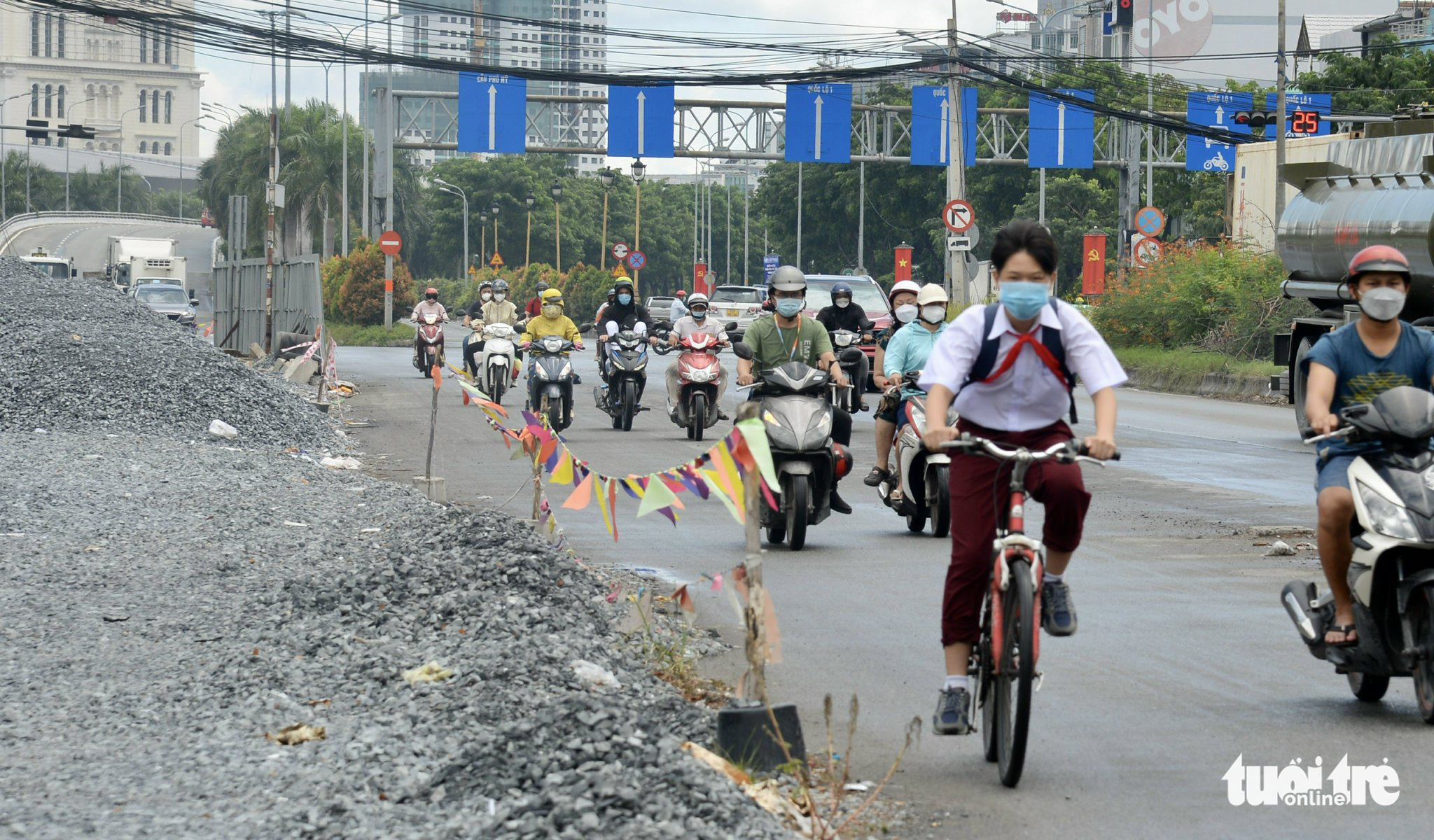 People travel on Nguyen Van Linh Avenue, which is under expansion in District 7, Ho Chi Minh City. Photo: Tu Trung / Tuoi Tre