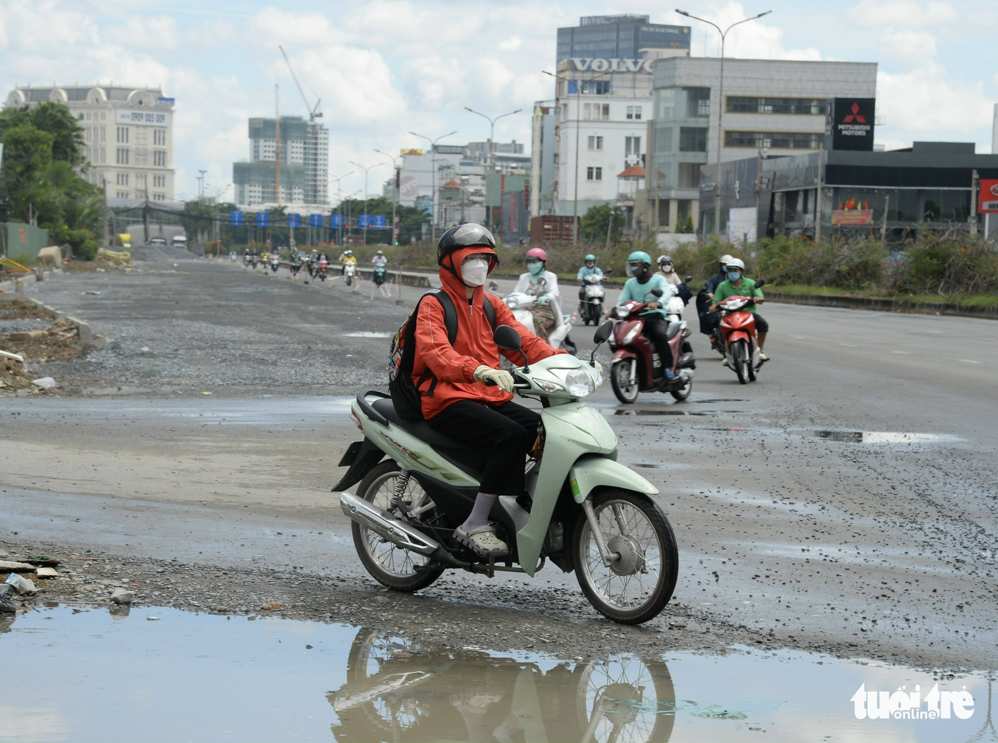 People travel on Nguyen Van Linh Avenue, which is under expansion in District 7, Ho Chi Minh City. Photo: Tu Trung / Tuoi Tre