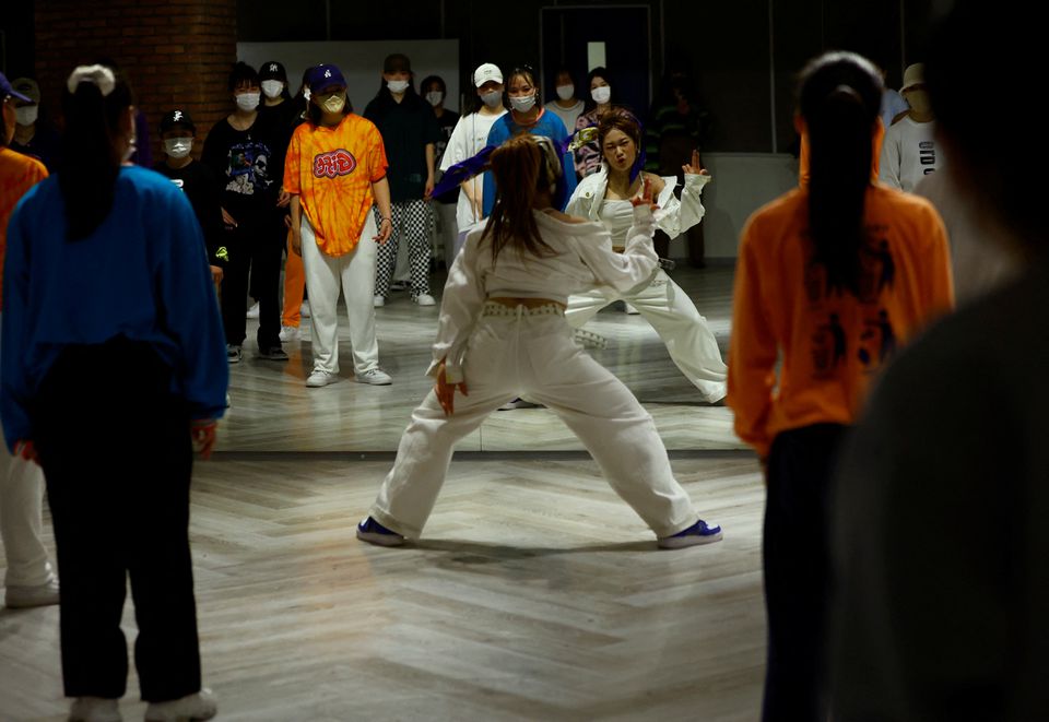 Japanese dancer ReiNa teaches dance moves to students at her dance class in Tokyo, Japan February 26, 2022. Photo: Reuters