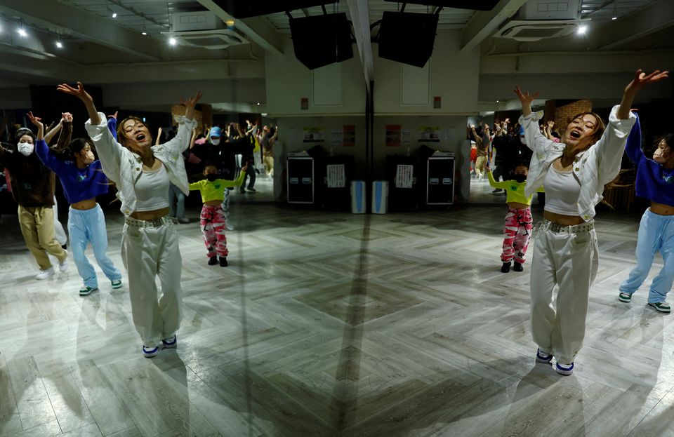 Japanese dancer ReiNa dances as she teaches dance moves to students at her dance class in Tokyo, Japan February 26, 2022. Photo: Reuters