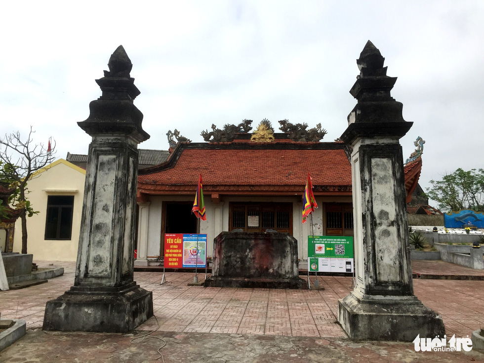 The Ngu Ong Temple where local people worship hundreds of dead whales washing ashore in Cam Nhuong Commune, Cam Xuyen District, Ha Tinh Province. Photo: Le Minh / Tuoi Tre