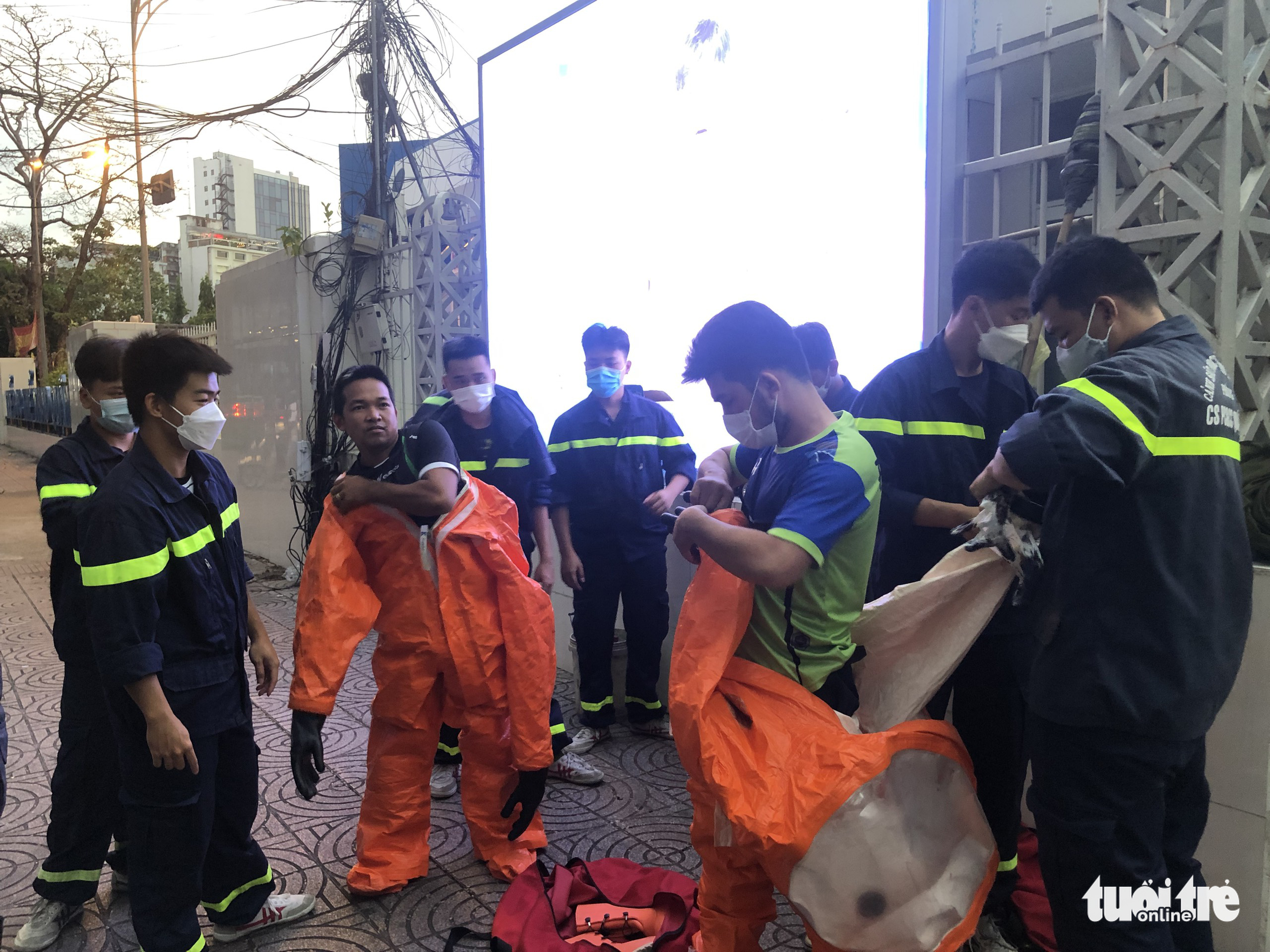 Officers wear protective gear before working with a beehive on Nguyen Du Street in District 1, Ho Chi Minh City on March 30, 2022. Photo: Nguyen Hoang / Tuoi Tre