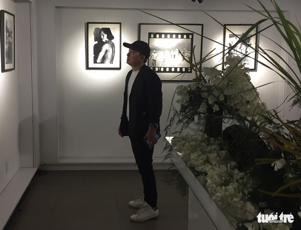 Vietnamese composer Quoc Trung contemplates Nick Ut’s artwork at the Lavelle Gallery in Thu Duc City, Ho Chi Minh City. Photo: Mai Thuy / Tuoi Tre