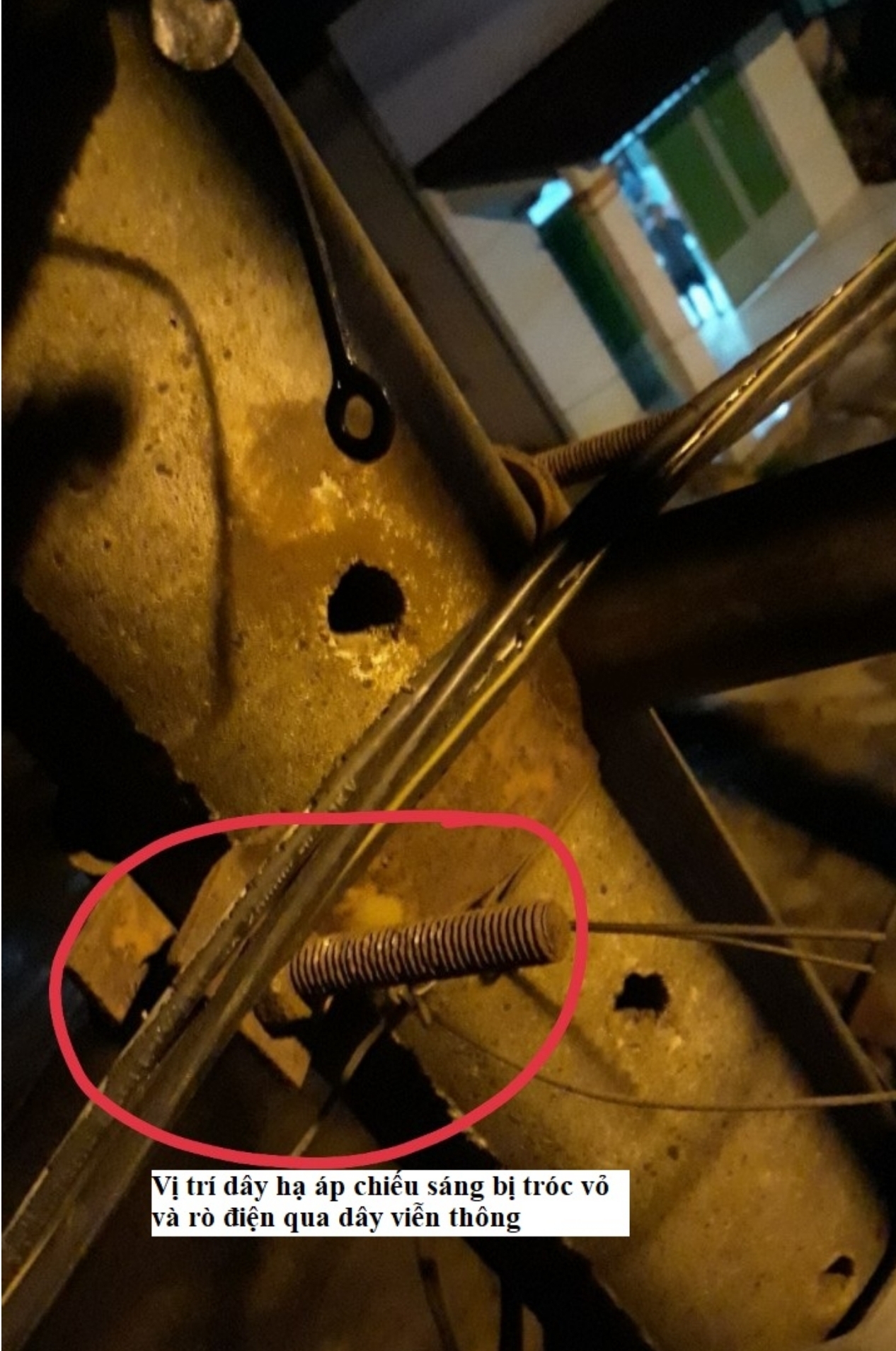 The location of the public lighting wire that was peeled off and leaked an electric current through the telecommunications cable system, causing the deaths of two men in Thu Dau Mot City, Binh Duong Province, Vietnam, April 4, 2022. Photo: Thu Dau Mot Power Corporation