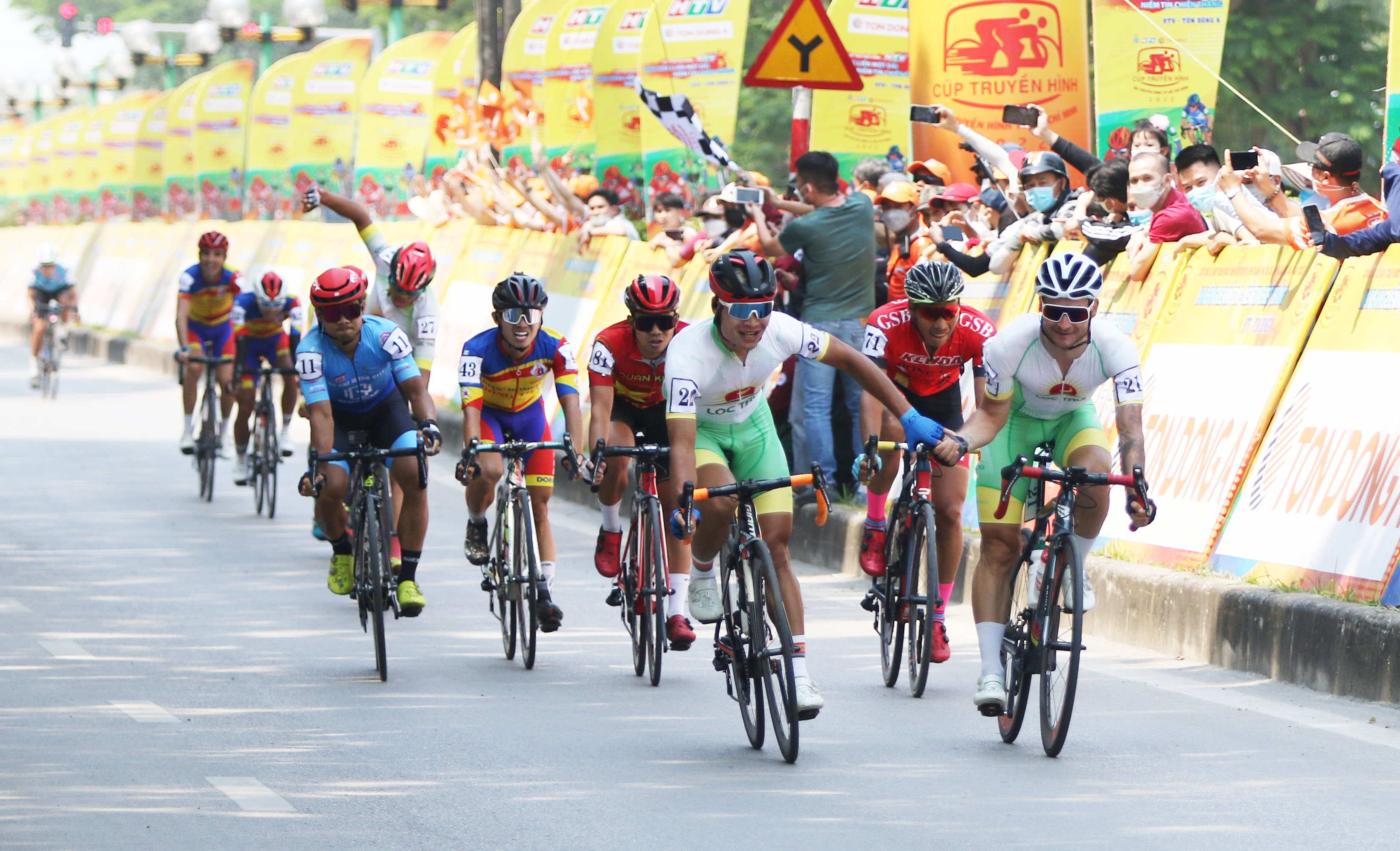 Roman Maikin (R) of Loc Troi Group finishes first in the fifth stage of the Ho Chi Minh City TV (HTV) Cup tournament, April 9, 2022. Photo: T.P. / Tuoi Tre