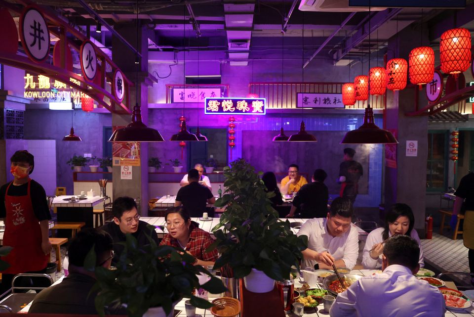 People dine at a hotpot restaurant in Beijing, China April 8, 2022. Photo: Reuters
