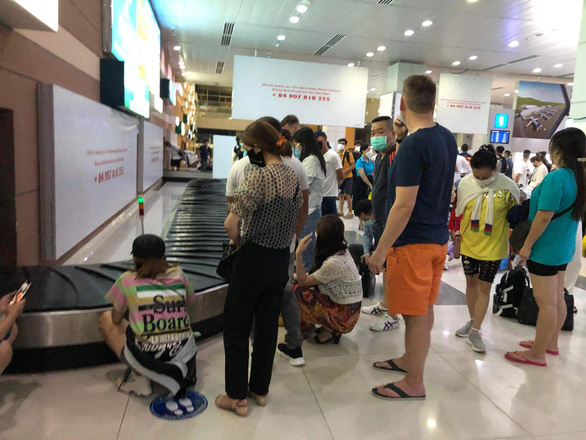 Passengers wait to receive their luggage at Phu Quoc International Airport on Phu Quoc Island, Kien Giang Province, on April 15, 2022. Photo: H.S. / Tuoi Tre