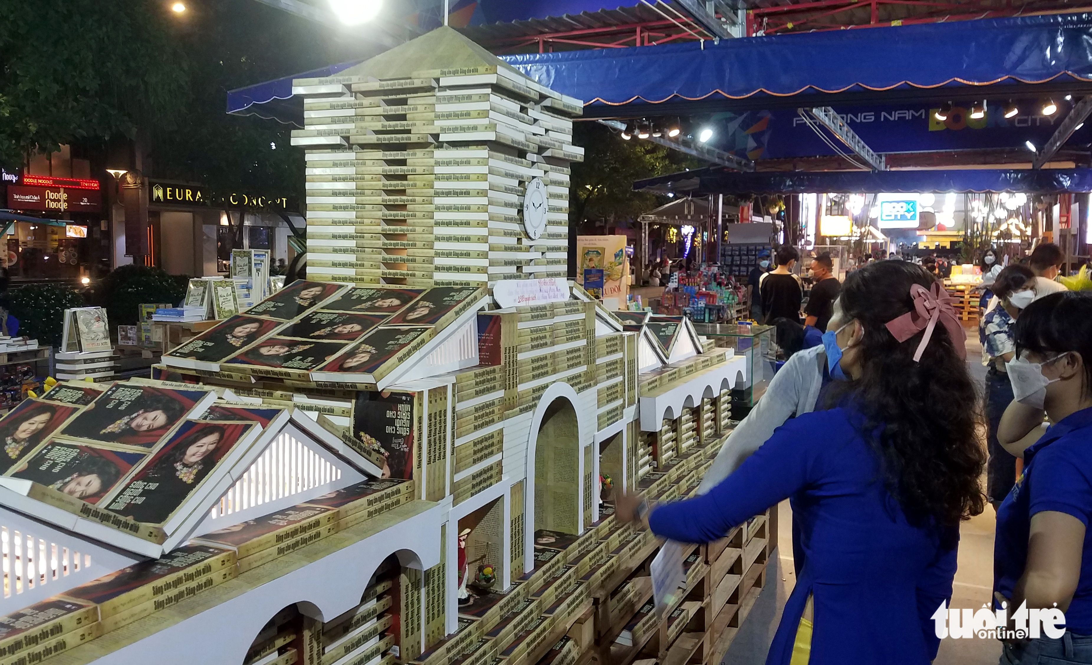 People visit the opening ceremony of the first Vietnam Book and Reading Culture Day on Nguyen Hue Pedestrian Street in District 1, Ho Chi Minh City, April 19, 2022. Photo: L. Dien / Tuoi Tre