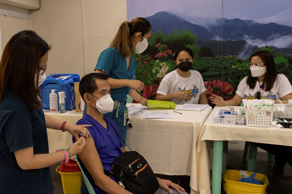 A hospital worker is inoculated with a booster dose of Pfizer-BioNTech COVID-19 vaccine against the coronavirus disease in Valenzuela Medical Center, Valenzuela City, Philippines, April 25, 2022. Photo: Reuters
