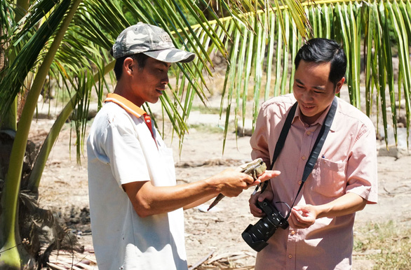Le Van Vo can easily pick up a giant mudskipper because they have become used to him as their caregiver. Photo: Quoc Rin / Tuoi Tre