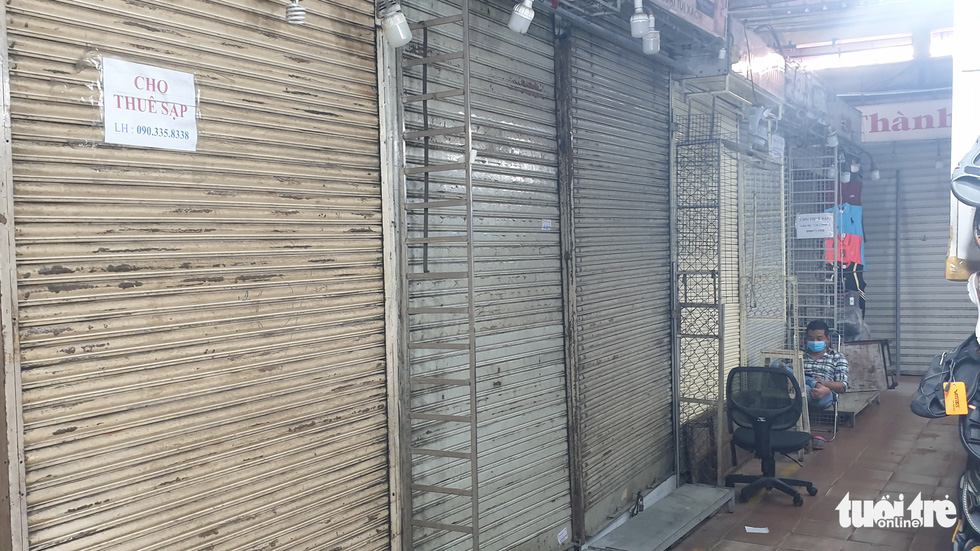 Though the market becomes more bustling, multiple stalls of fabric, fashion and handicrafts and kiosks deep inside the market are still closed or labeled with for-rent signs due to a smaller-than-expected number of buyers. Photo: N.Tri / Tuoi Tre