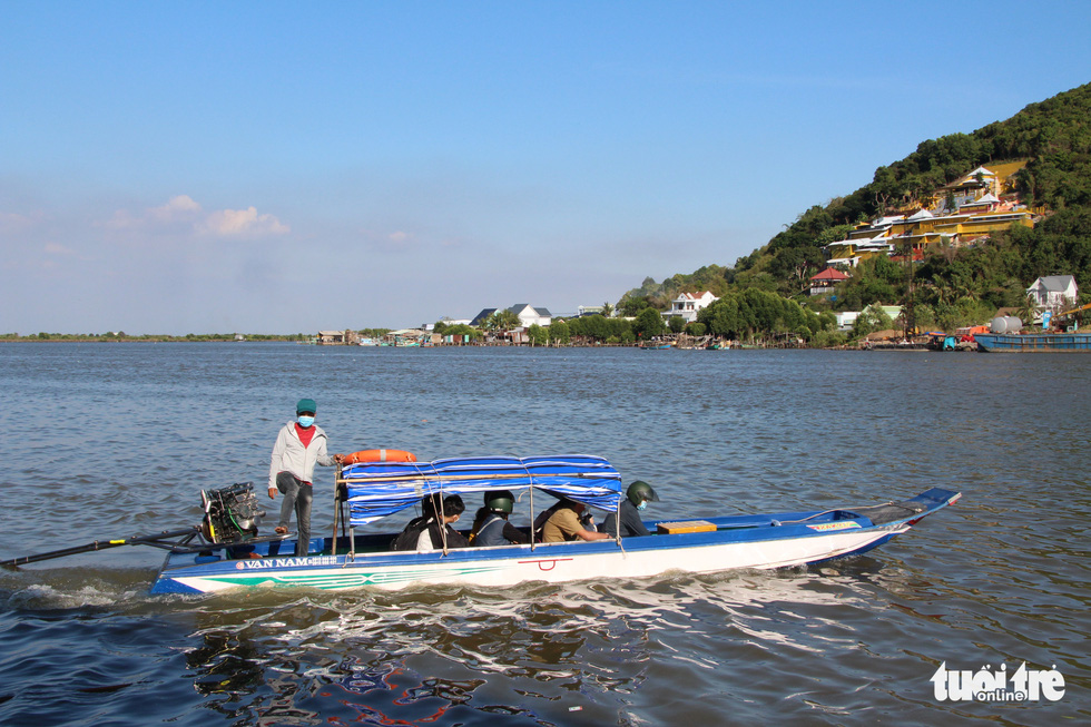 Visitors on a speedboat to Dong Ho Lagoon, Ha Tien City, Kien Giang Province. Photo: C.Cong / Tuoi Tre