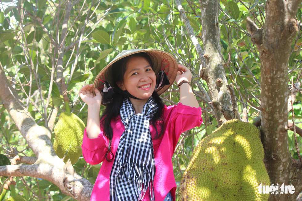 A visitor from Ho Chi Minh City poses for a photo at the Dong Ho Lagoon, Ha Tien City, Kien Giang Province. Photo: C.Cong / Tuoi Tre