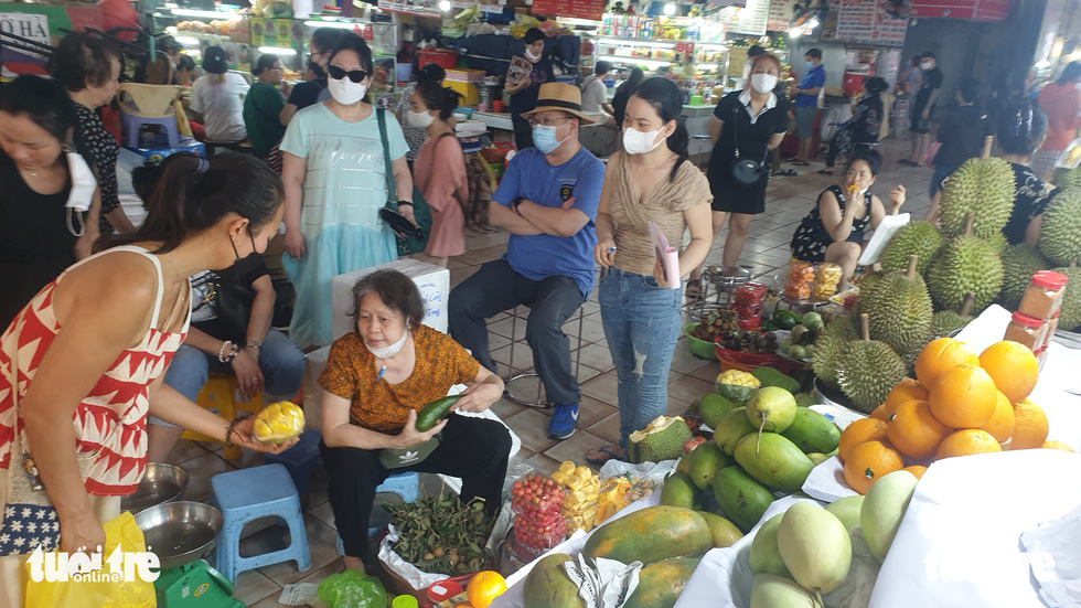 The kiosks of fruits and jam are often attractive to visitors. Photo: N.Tri / Tuoi Tre