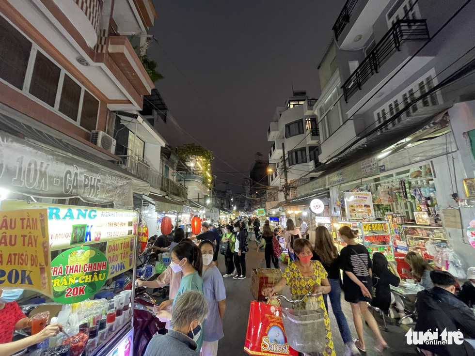 People crowd the Ho Thi Ky Food Street in Ho Chi Minh City’s District 10. Photo: Vu Thuy / Tuoi Tre