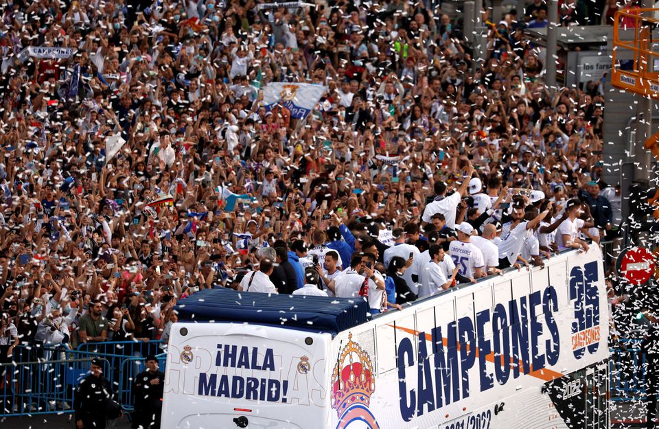 Soccer Football - Real Madrid fans celebrate winning LaLiga - Madrid, Spain - April 30, 2022 Real Madrid players celebrate winning LaLiga on top of the bus with fans at Cibeles fountain in Madrid. Photo: Reuters