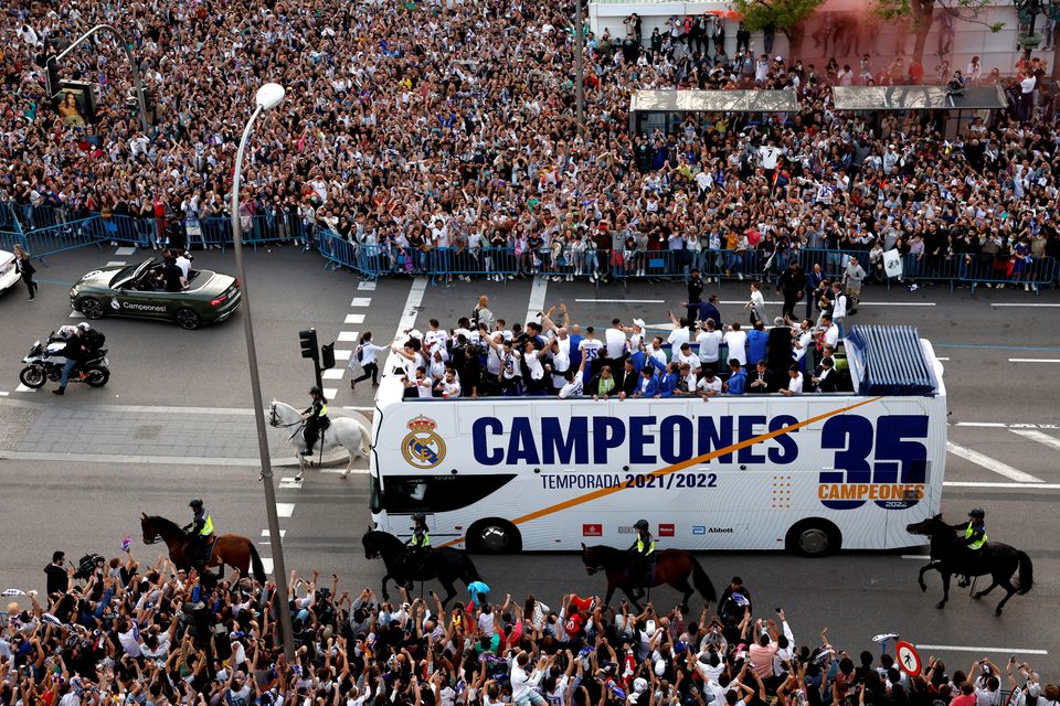 Soccer Football - Real Madrid fans celebrate winning LaLiga - Madrid, Spain - April 30, 2022 Real Madrid players celebrate winning LaLiga on top of the bus at Cibeles fountain in Madrid. Photo: Reuters