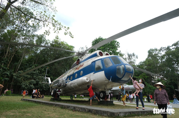 A military aircraft of the Vietnam Air Force displayed at the Son Tay ancient citadel attracts many children. Photo: Ha Thanh / Tuoi Tre