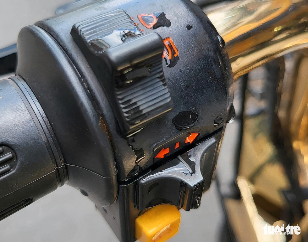 Classic buttons on the left of the handlebars. Photo: Cong Minh / Tuoi Tre