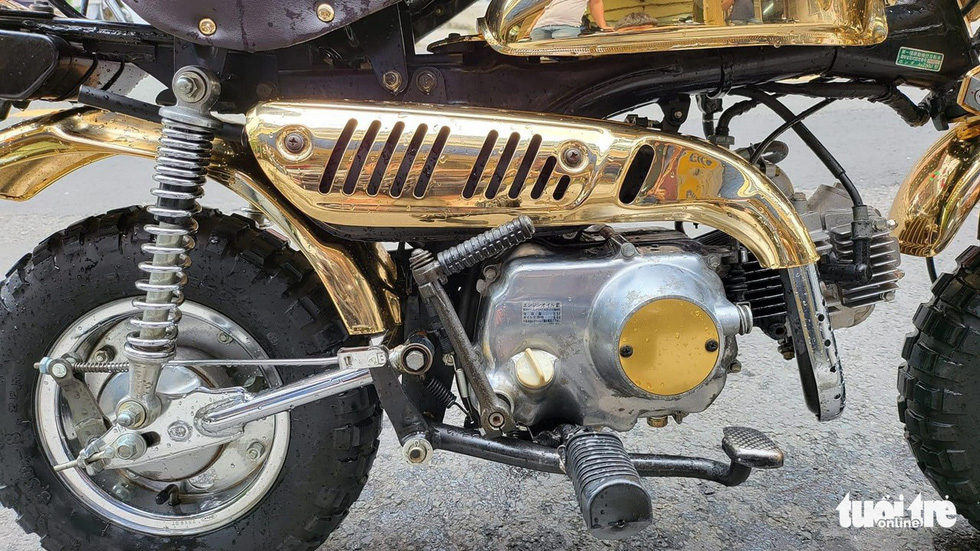 The heat shield for the exhaust pipe is gilded. Photo: Cong Minh / Tuoi Tre