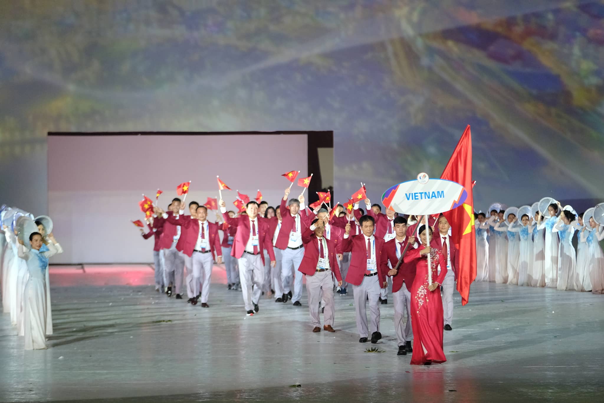Vietnamese delegates wave during the opening ceremony of the 31st Southeast Asian (SEA) Games at My Dinh National Stadium in Hanoi, Vietnam, May 12, 2022. Photo: Nam Tran / Tuoi Tre