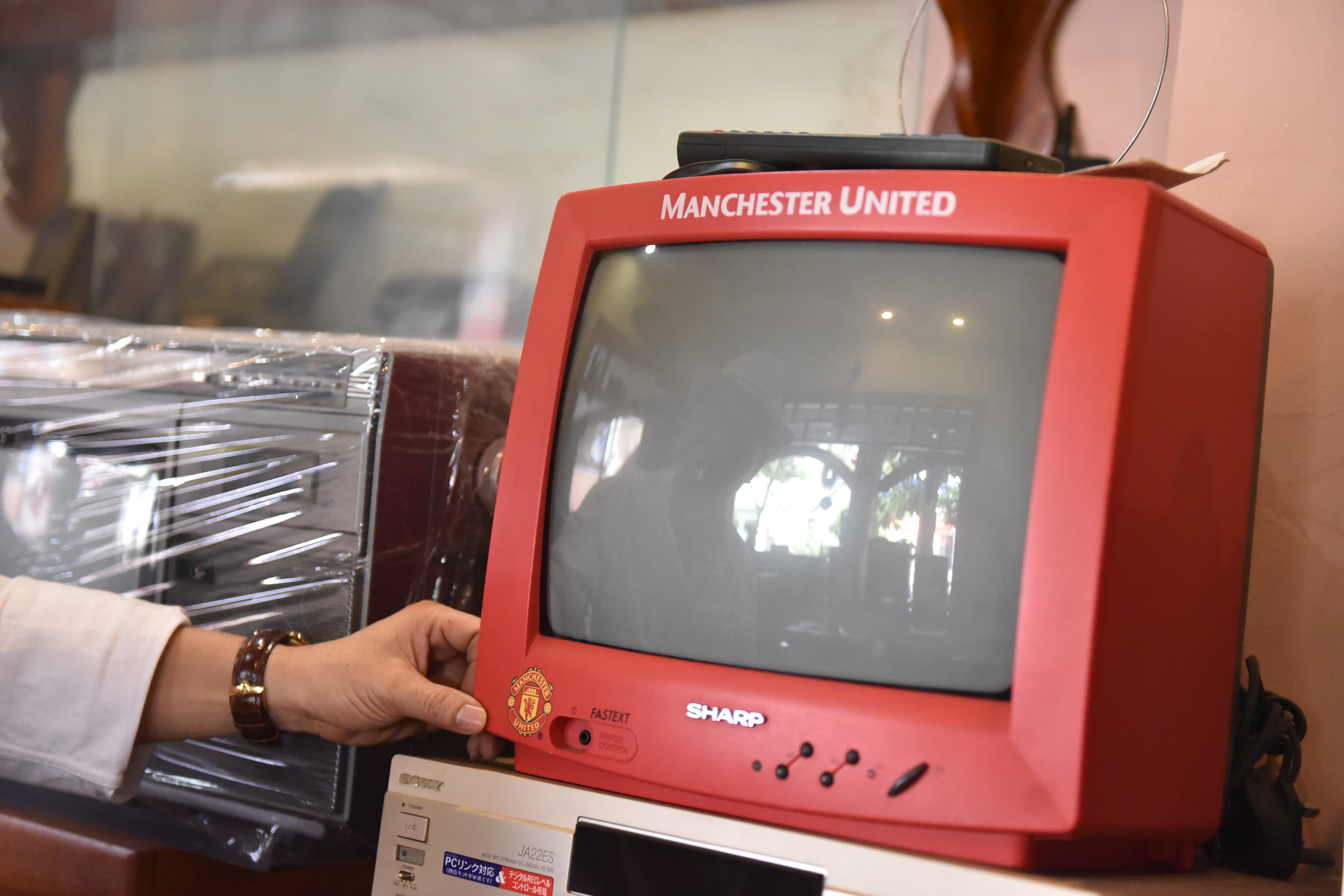 An old television in Tuan Akai’s collection. Photo: Ngoc Phuong / Tuoi Tre News