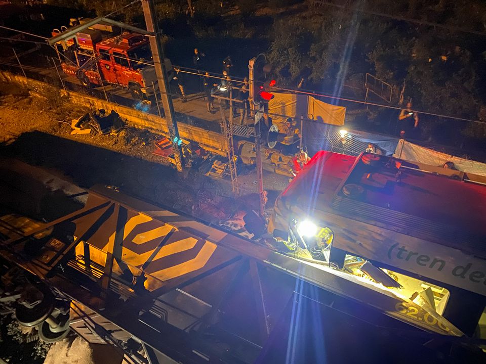 Spanish first responders attend to the scene, after a commuter train and a goods train collided, in Sant Boi de Llobregat, on the outskirts of Barcelona, Spain May 16, 2022. Photo: Reuters