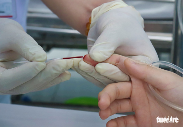 A health worker taking blood samples from a child patient for dengue testing at Children’s Hospital 1 in Ho Chi Minh City. Photo: Xuan Mai / Tuoi Tre