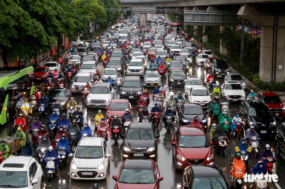 This image shows vehicles inching on Nguyen Trai Street during the rain in Hanoi on May 24, 2022. Photo: Chi Tue / Tuoi Tre