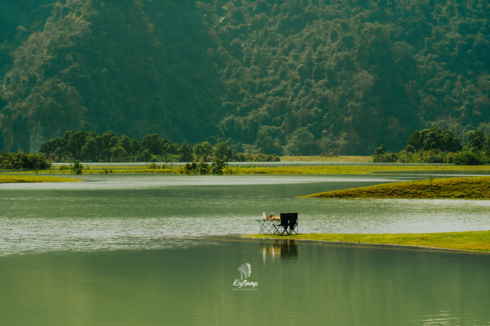 Visitors can spend their time on the grasslands enjoying the peace and fresh air. Photo: Hung Vi / Tuoi Tre