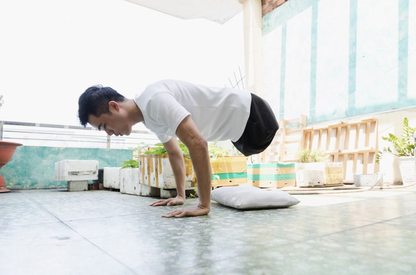 To Dinh Khanh is happy to still have hands and intelligence.