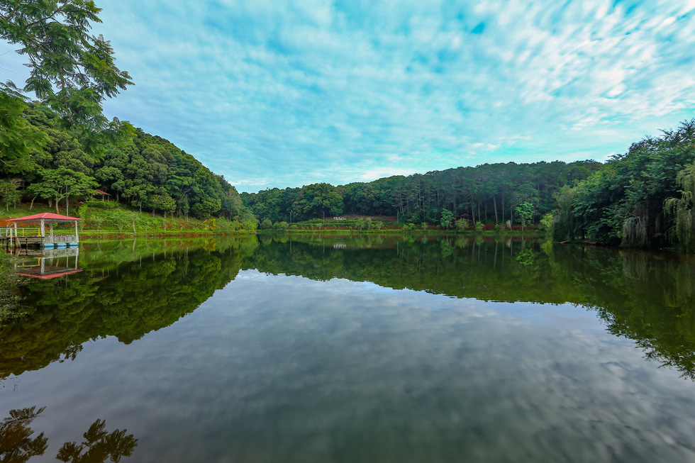 A panoramic view of Dak Le Lake in Mang Den Town, Kon Plong District, Kon Tum Province, Vietnam. Photo: Do Do / Tuoi Tre