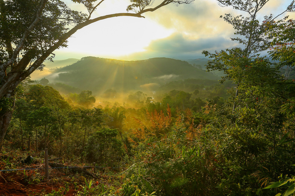 A moment of sunrise at Mang Den Town in Kon Plong District, Kon Tum Province, Vietnam. Photo: Do Do / Tuoi Tre