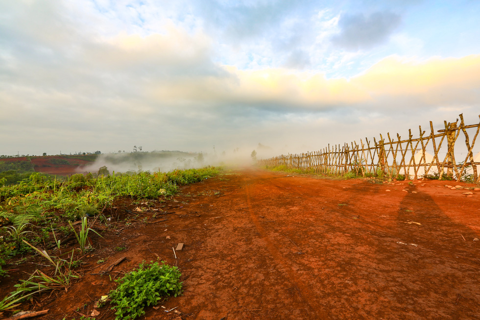 A red soil road in Mang Den Town, Kon Plong District, Kon Tum Province, Vietnam. Photo: Do Do / Tuoi Tre